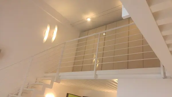Piano superiore loft dopo imbiancatura 103-1-imbiancatura-tinteggiatura-appartamento-milano.webp