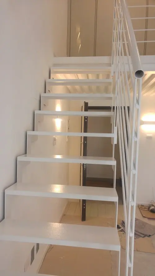 Scala che porta a soppalco dopo imbiancatura loft a Milano 103-2-imbiancatura-bilocale-milano-milano.webp