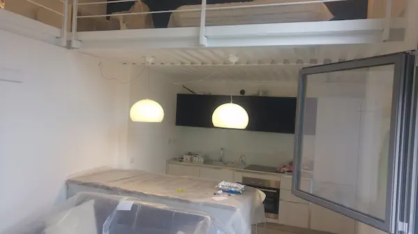 Cucina di un loft a Milano tinteggiata 103-5-esempi-tinteggiatura-soppalco-milano.webp