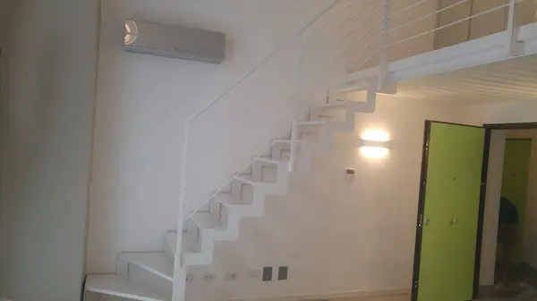 Scala del loft dopo imbiancatura a Milano 103-7-imbianchini-appartamento-milano.webp